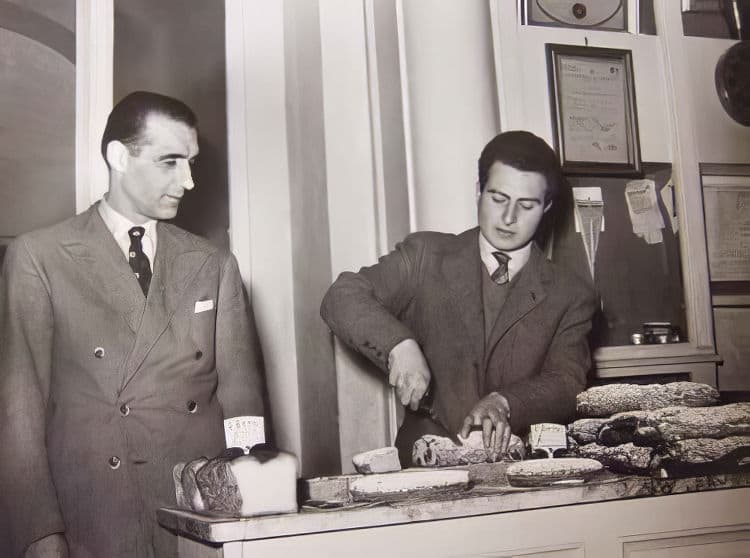Bottega Mattei metà/fine anni 50 da sx Olimpio Pandolfini e Renzo Guarducci che taglia un pezzo di filone candito. sulla destra una pila di filoni canditi.